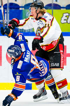 Luleås Emil Sylvegård tacklar Växjös Ville Varakas