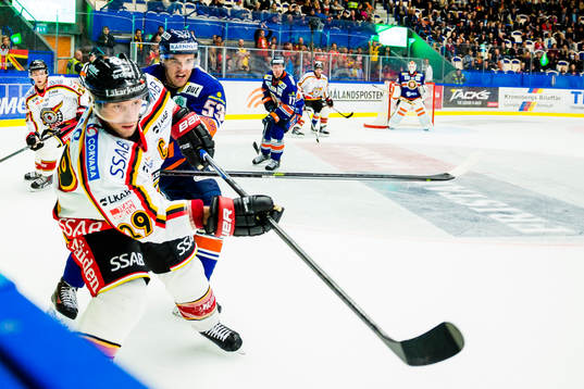 Luleås Chris Abbott jagas av Växjös Eddie Larsson