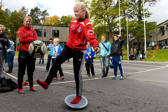 En tjej kickar boll