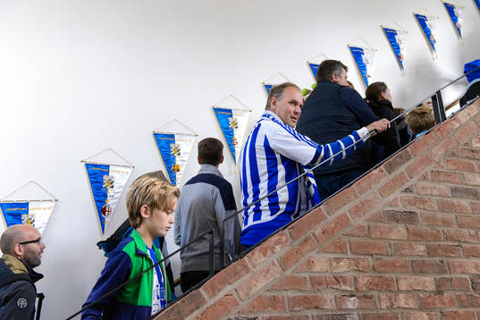 Besökare går en rundvandring på Kamratgården