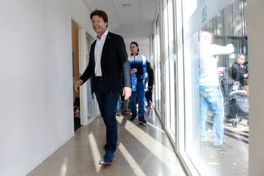 IFK Göteborgs klubbdirektör Martin Kurzwelly, guidar