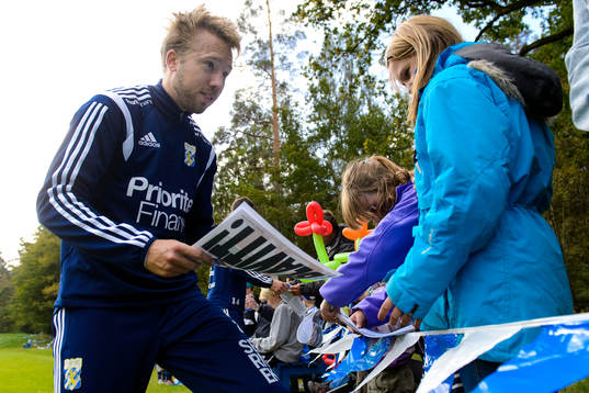 Adam Johansson skriver autigrafer