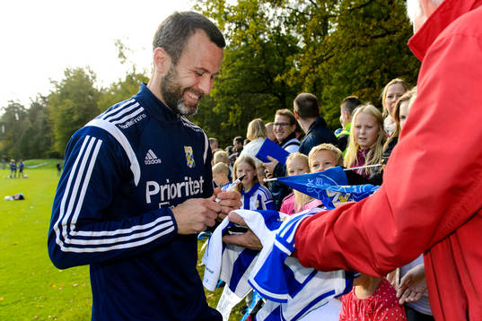 IFK Göteborgs Hjalmar Jonsson skriver autografer
