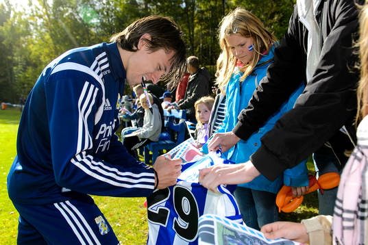 IFK Göteborgs Lasse Vibe skriver autografer