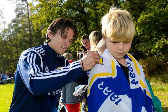 IFK Göteborgs Lasse Vibe skriver autografer