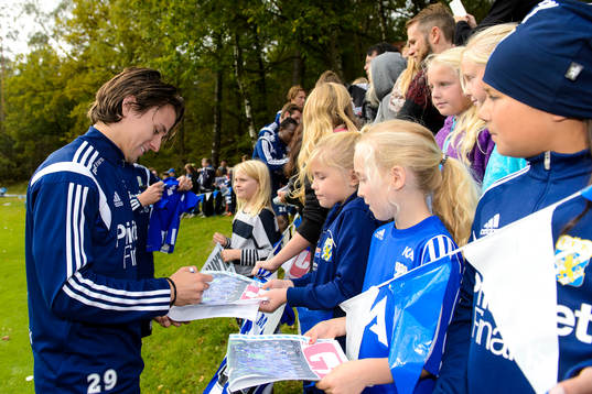 IFK Göteborgs Lasse Vibe skriver autografer
