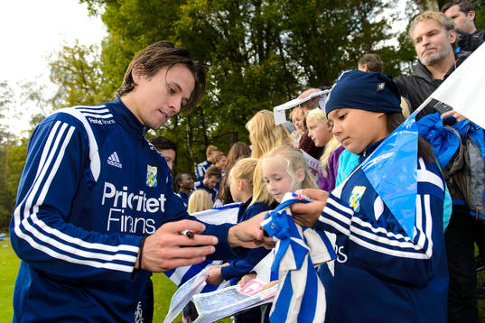 IFK Göteborgs Lasse Vibe skriver autografer