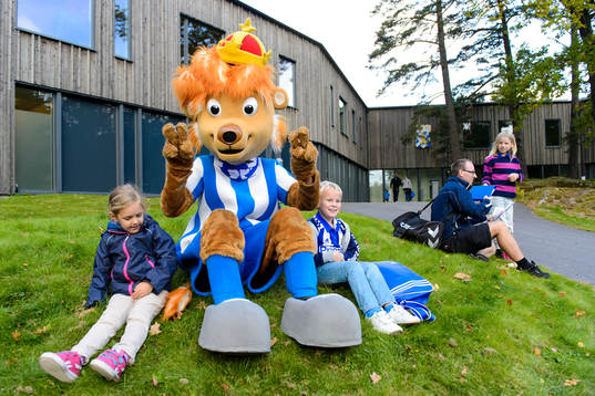 IFK Göteborgs maskot, Leo, sitter framför Kamratgården