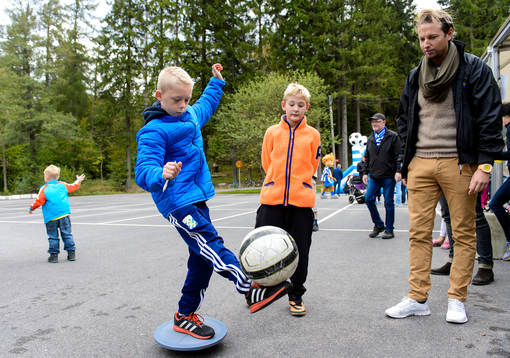 En kille kickar boll