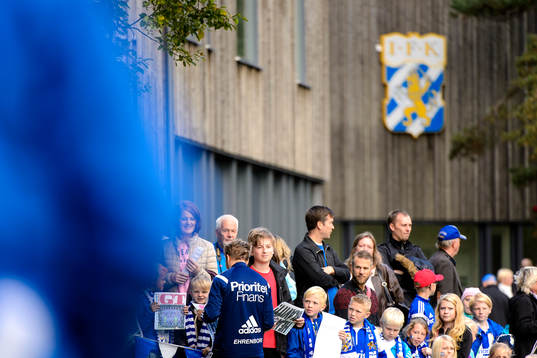 Besökare väntar på spelarna