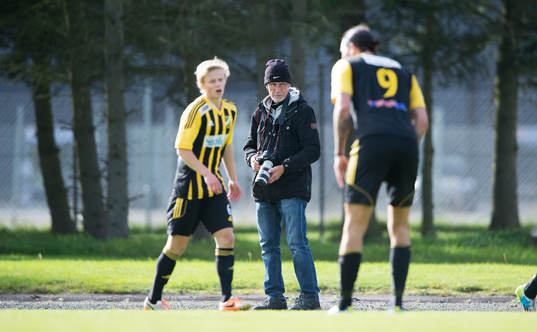 Fotograf Stefan Sandström i matchen i division 3 mellan