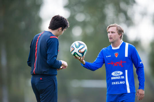 Här är bollen domaren  i matchen i division 3 mellan IFK