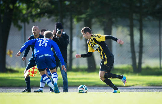 IFK Hässleholms Ilir Salja fintar en Saxemara-spelare
