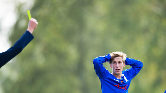 Varning av en Saxemara-spelare, domaren visar gult kort i