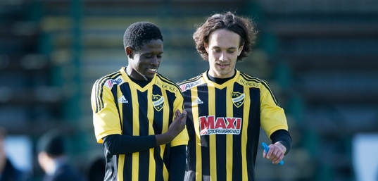 IFK Hässleholms Vieira och Karim Al-Asi i matchen i