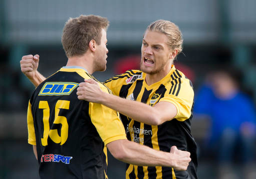 IFK Hässleholms Jesper Eliasson har gjort 1-0 och grattas