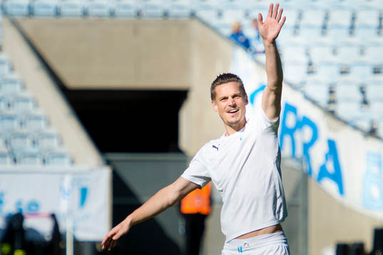 Malmö FFs Markus Rosenberg vinkar till en person på