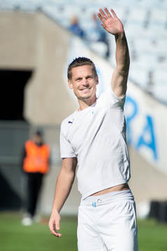 Malmö FFs Markus Rosenberg vinkar till en person på