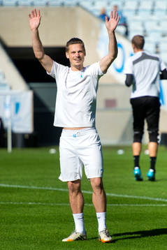 Malmö FFs Markus Rosenberg vinkar till en person på