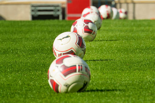 Fotbollar ligger uppradade