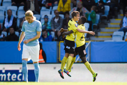 Mjällbys Viktor Nilsson och Kwame Bonsu jublar