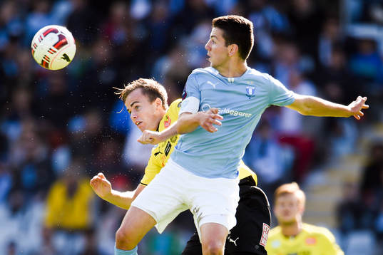 Malmö FFs Erdal Rakip i luftduell med Mjällbys Viktor