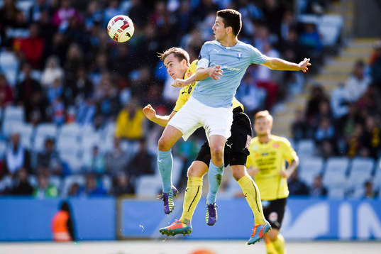 Malmö FFs Erdal Rakip i luftduell med Mjällbys Viktor