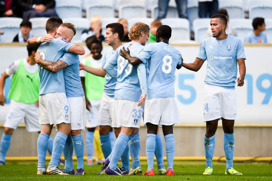 Malmö FFs Markus Rosenberg (tv) kramas om av Magnus