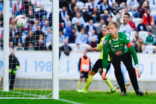 Mjällbys målvakt Mattias Asper ser bollen gå i mål till