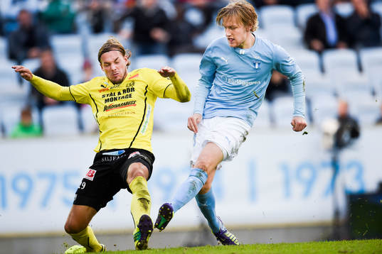 Mjällbys Danny Ervik försöker täcka skott men kan ej