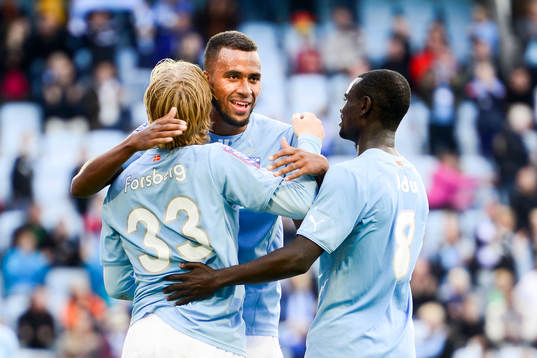 Malmö FFs Emil Forsberg kramas om av Isaac Kiese Thelin
