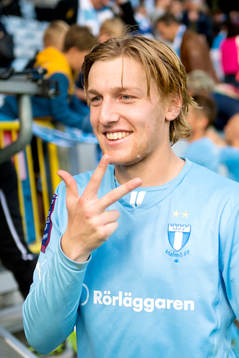 Malmö FFs Emil Forsberg visar tre fingrar för att