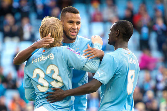 Malmö FFs Isaac Kiese Thelin och Enock Kofi Adu kramar om