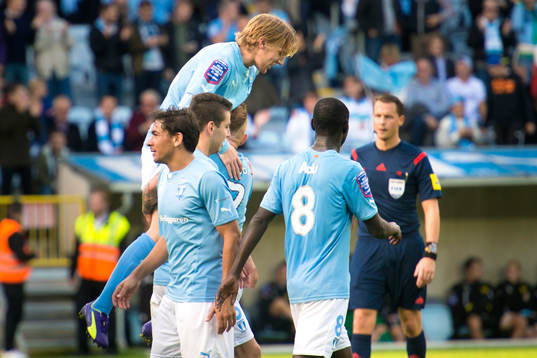 Malmö FFs Magnus Eriksson lyfter Emil Forsberg i luften