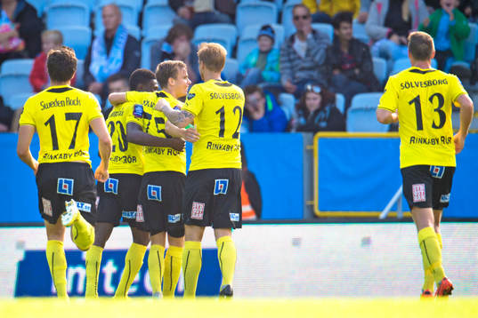 Mjällbys spelare kramar om Andreas Blomqvist