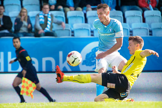 Mjällbys Viktor Agardius täcker Malmö FFs Markus