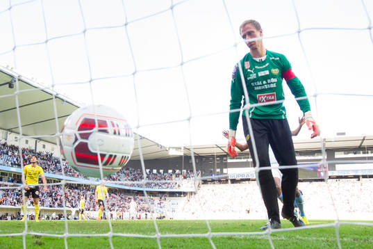 Mjällbys målvakt Mattias Asper deppar