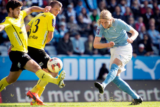 Malmö FFs Simon Kroon skjuter