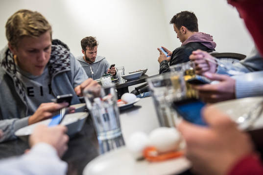 Robert Lundström, Adam Chenouffi och Joakim Nilsson tittar