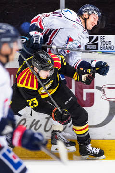 Brynäs Bill Sweatt och Linköpings Oscar Sundh i en