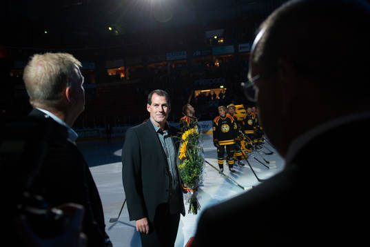 Den forne Brynässpelaren Janne Larsson hyllas före