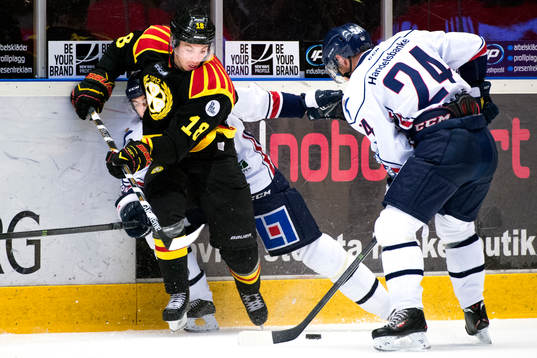 Brynäs Anton Rödin i kamp om pucken med Linköpings