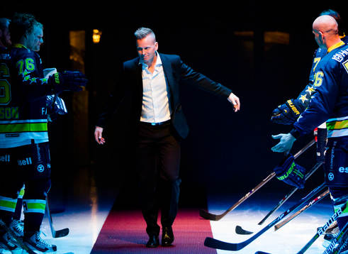 Johan Davidsson gör entre till tröjceremonin omgärdad av