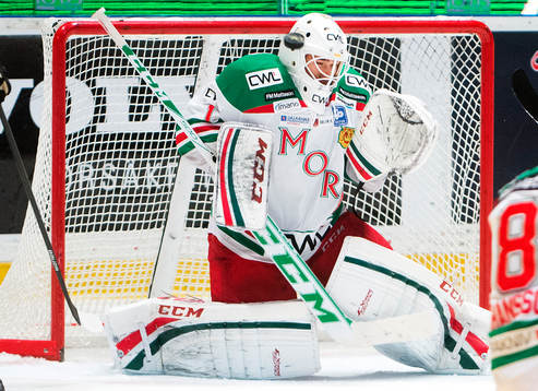 Moras målvakt Dan Bakala får en puck mot huvudet