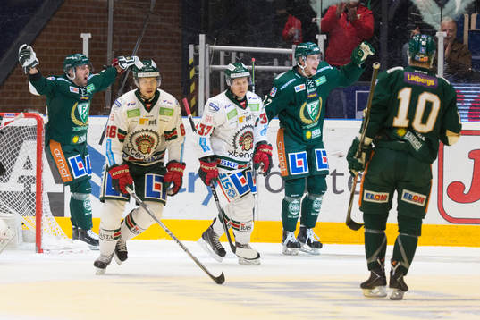 Färjestads Per Åslund och Milan Gulas jublar