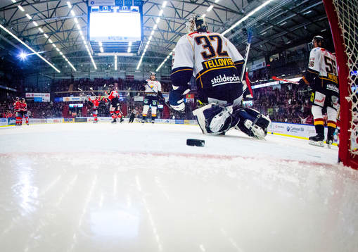 Örebros Tim Wallace gör 2-0 och jublar framför
