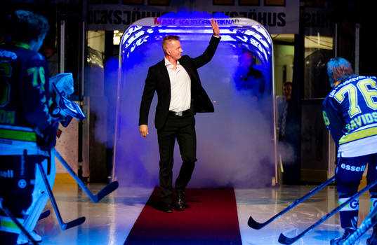 Johan Davidsson gör entre till tröjceremonin omgärdad av