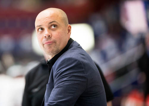 Färjestads ass.tränare Clas Eriksson tittar upp på