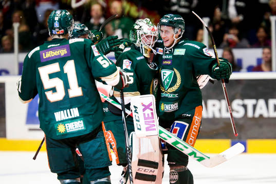 Färjestads Per Åslund (th) jublar