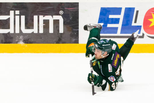 Färjestads Niclas Arell laddar för skott
